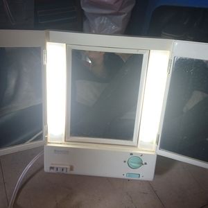 Beautiful mirrow with lights that you can change you just got to turn the handle